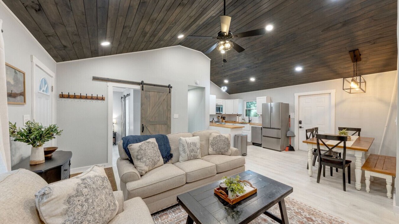Photo of Livingroom in Eagleton Village