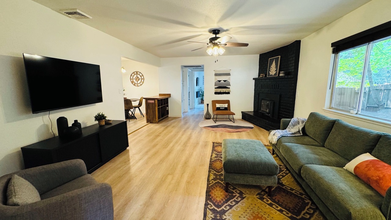 Photo of Livingroom in Apple Hill