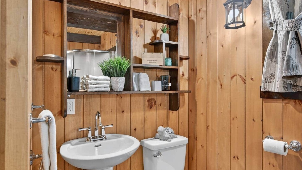 Photo of Bathroom in Saint-Alexis-des-Monts