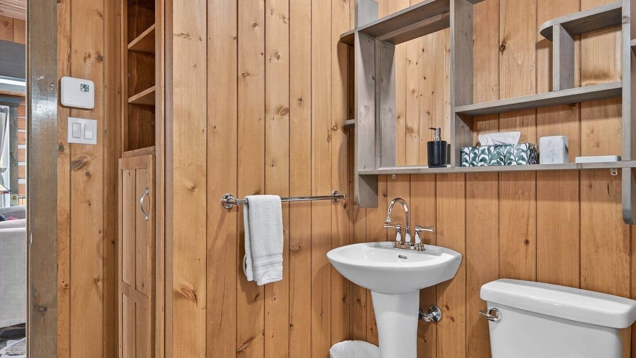 Photo of Bathroom in Saint-Alexis-des-Monts