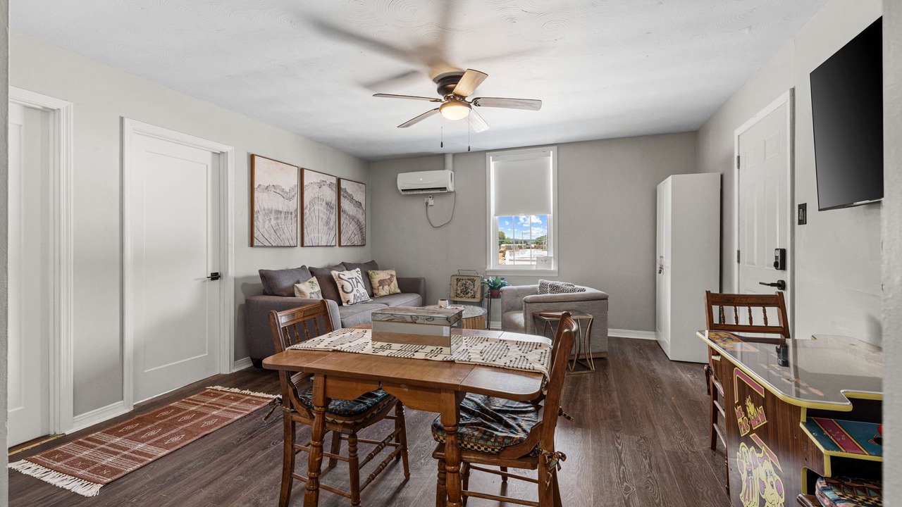 Photo of Livingroom in Cave City