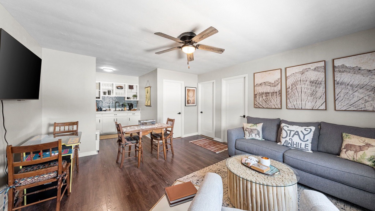 Photo of Livingroom in Cave City