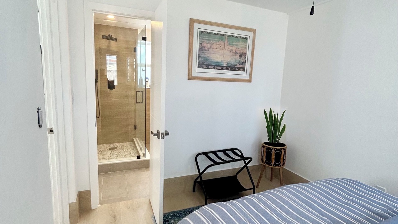 Photo of Bedroom in Hollywood Lakes