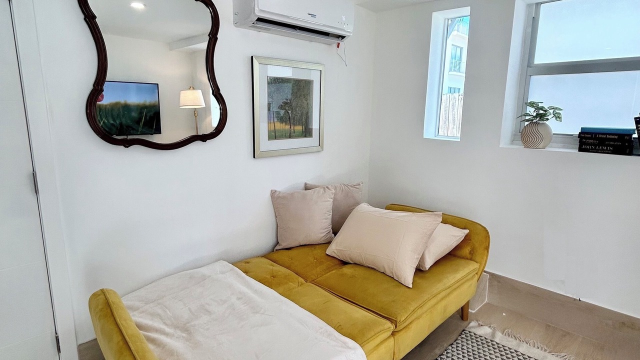 Photo of Livingroom in Hollywood Lakes