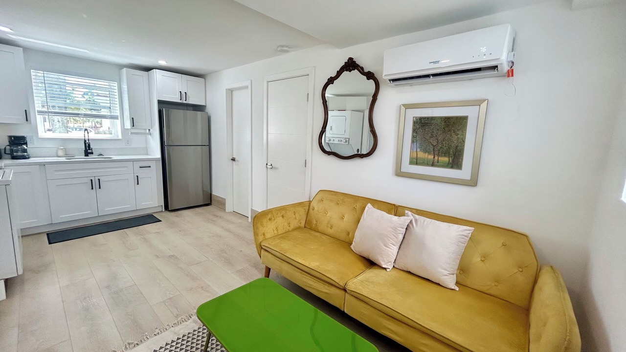 Photo of Livingroom in Hollywood Lakes