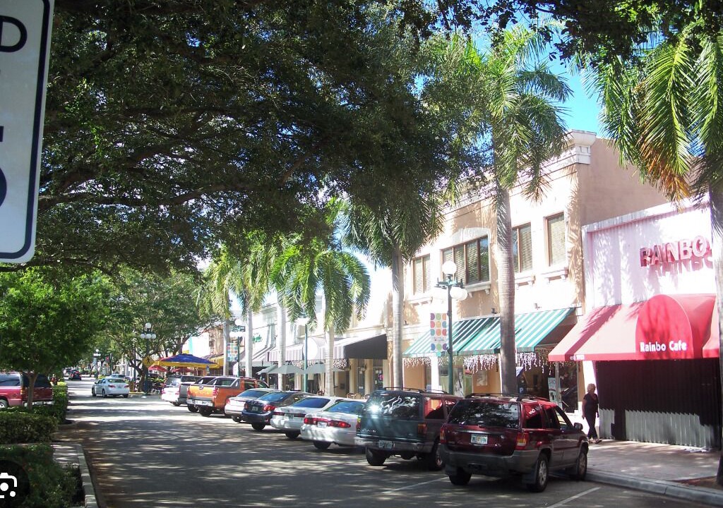 Photo of Others in Hollywood Lakes