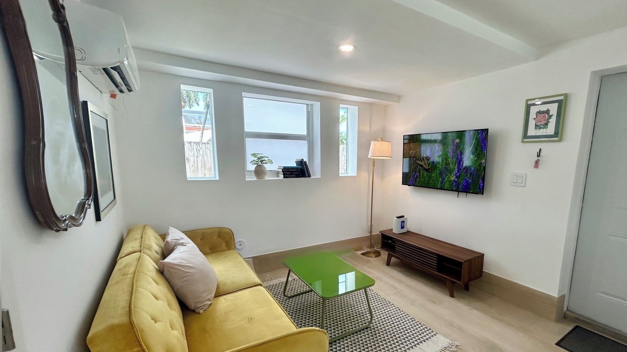 Photo of Livingroom in Hollywood Lakes