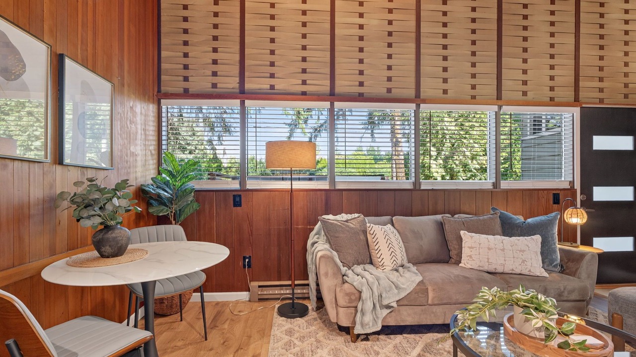 Photo of Livingroom in West Haven-Sylvan