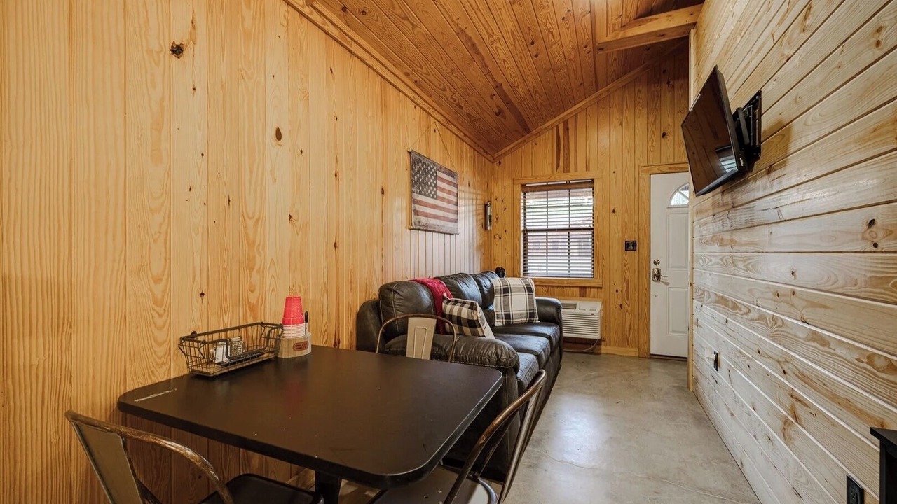 Photo of Livingroom in Amity