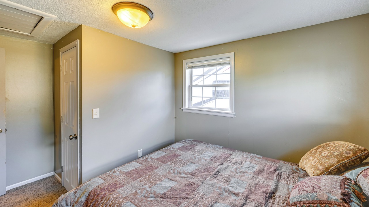 Photo of Bedroom in Encampment