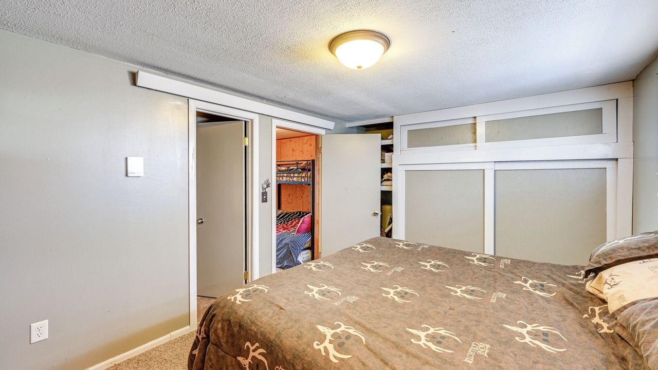Photo of Bedroom in Encampment