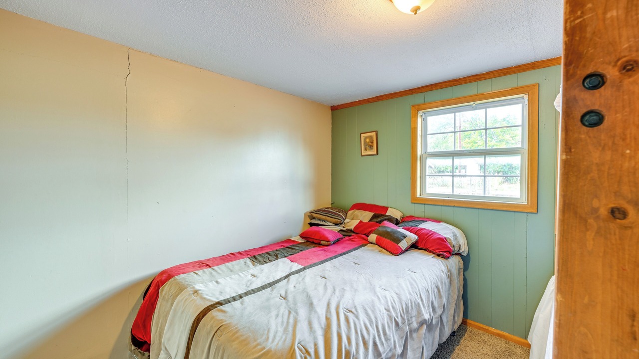 Photo of Bedroom in Encampment