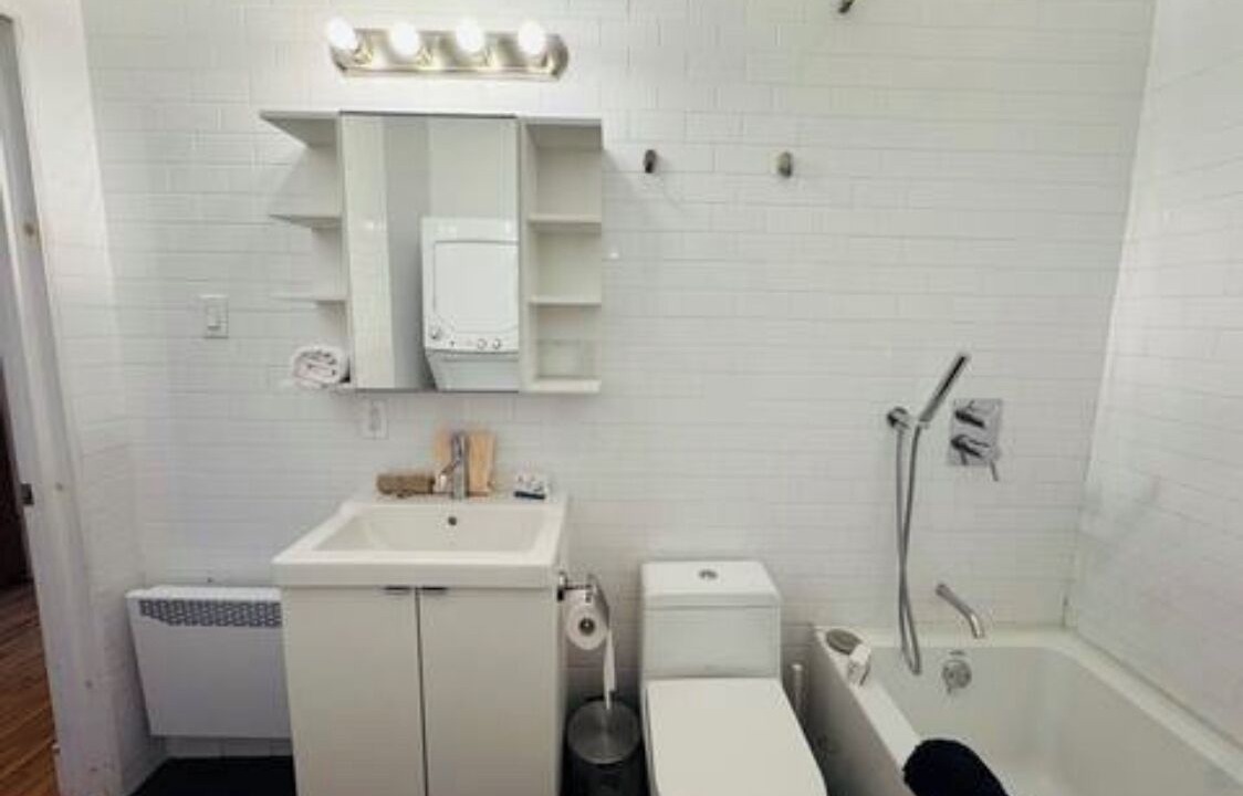 Photo of Bathroom in La Petite-Patrie