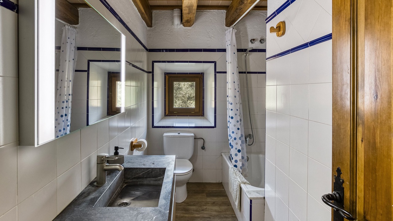 Photo of Bathroom in Camos