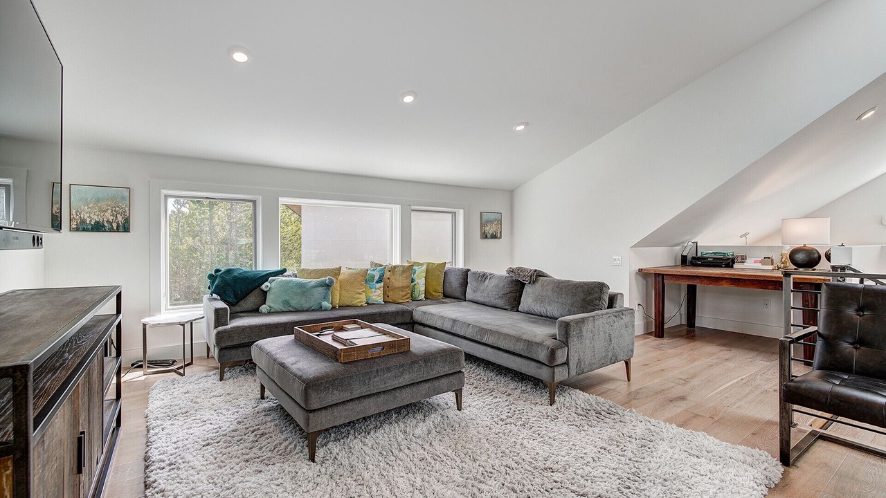 Photo of Livingroom in Peak 8