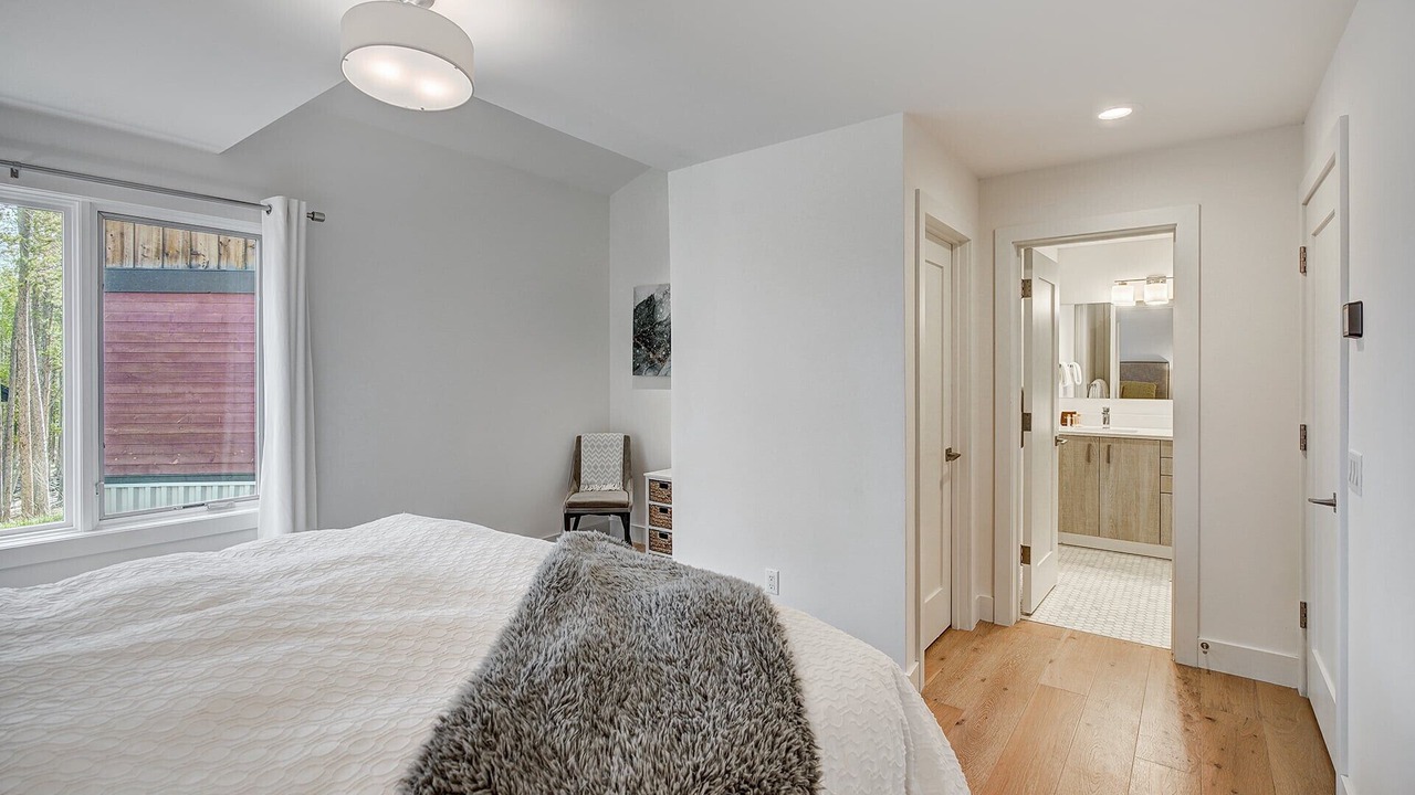 Photo of Bedroom in Peak 8