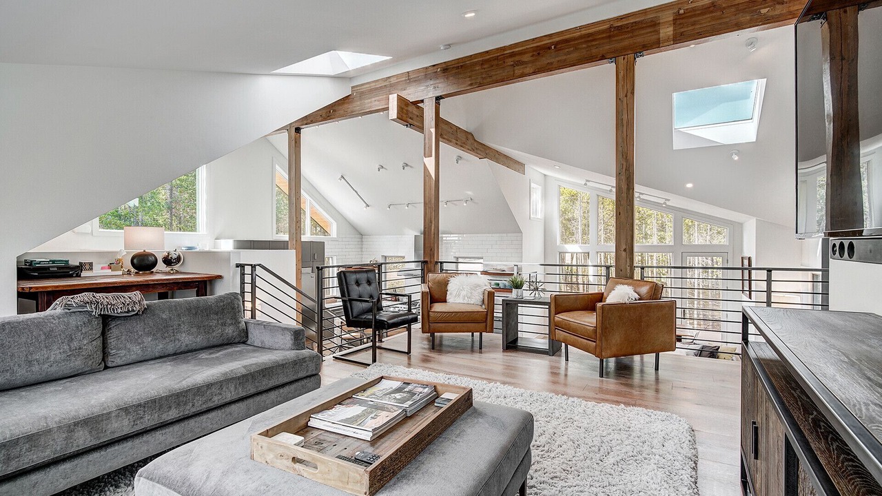 Photo of Livingroom in Peak 8