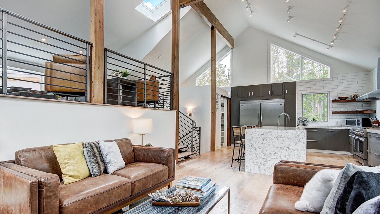 Photo of Livingroom in Peak 8