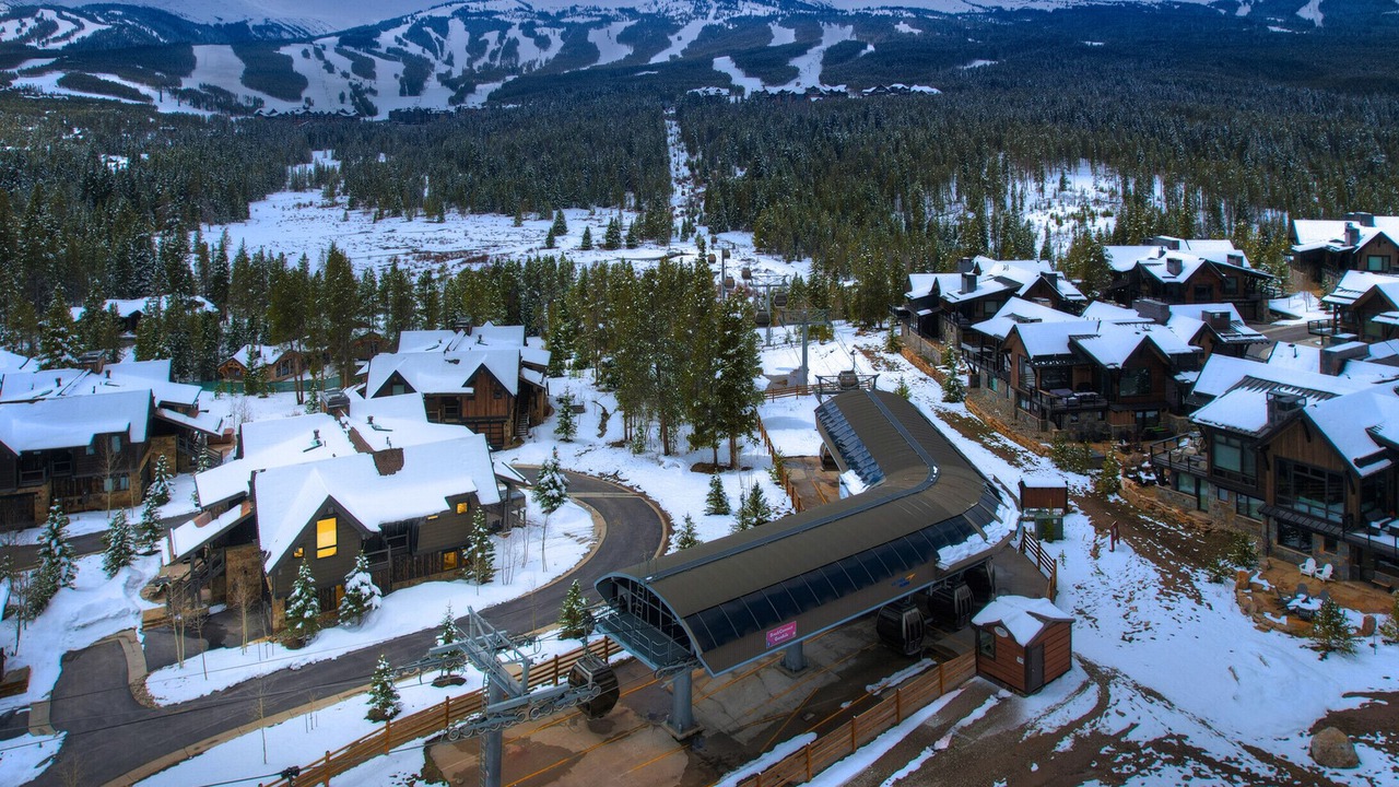 Photo of Outdoor in Peak 8