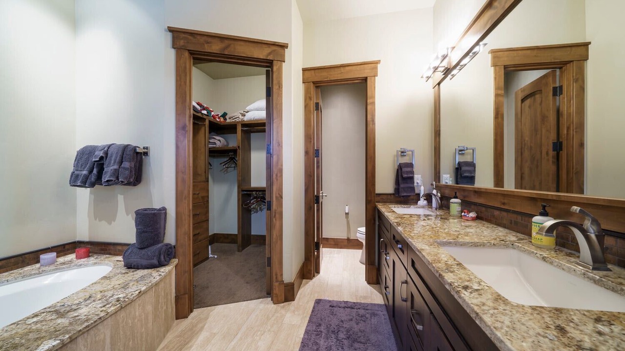 Photo of Bathroom in Peak 8