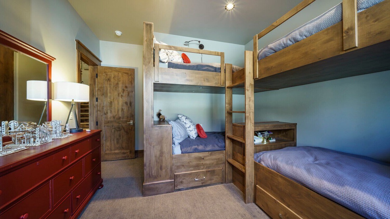 Photo of Bedroom in Peak 8