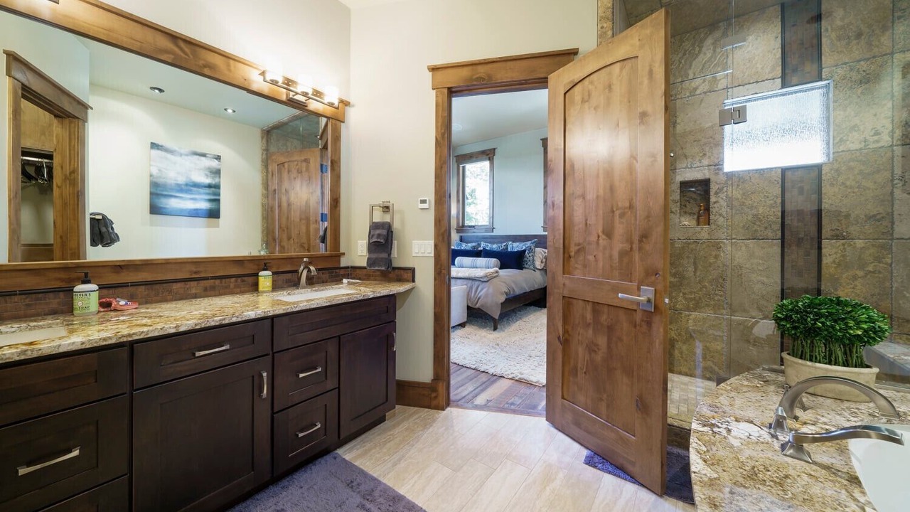 Photo of Bathroom in Peak 8