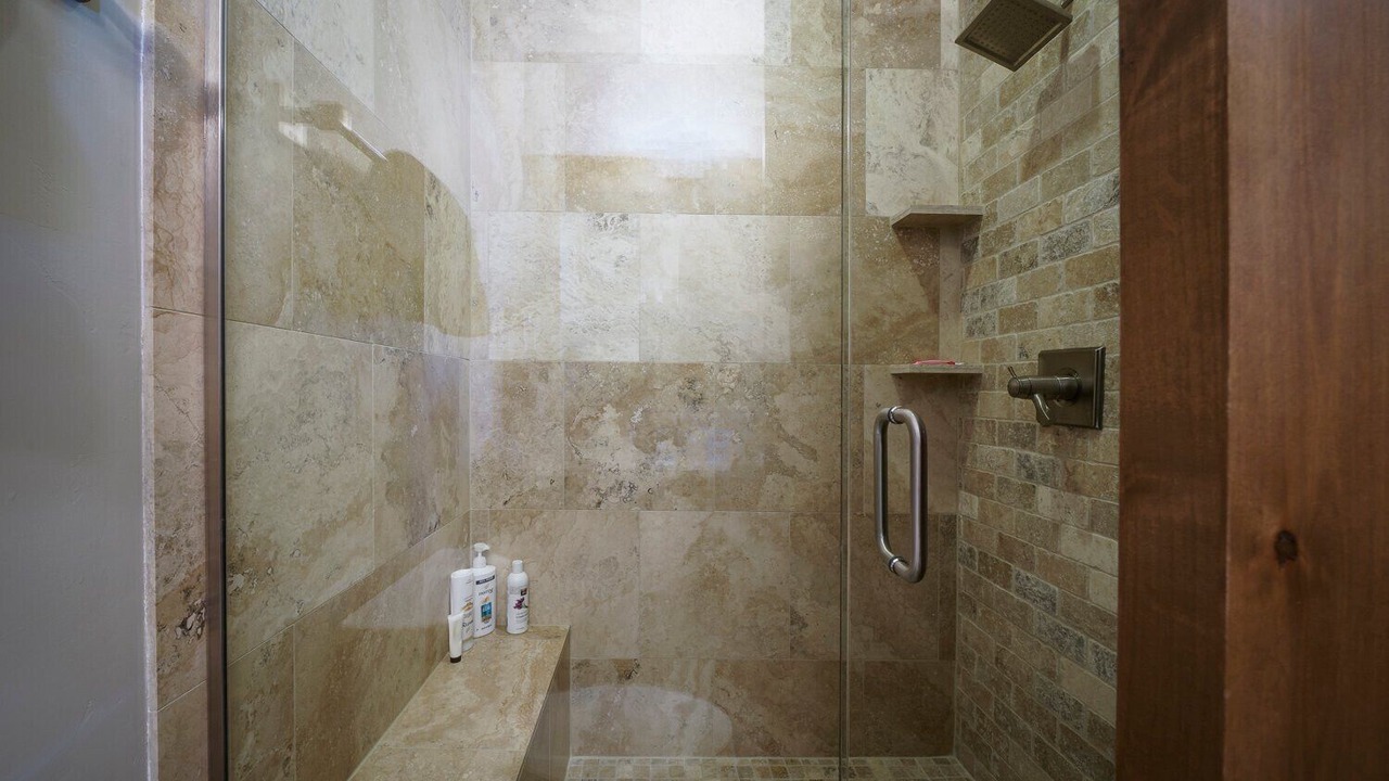 Photo of Bathroom in Peak 8