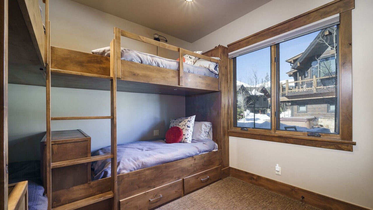 Photo of Bedroom in Peak 8