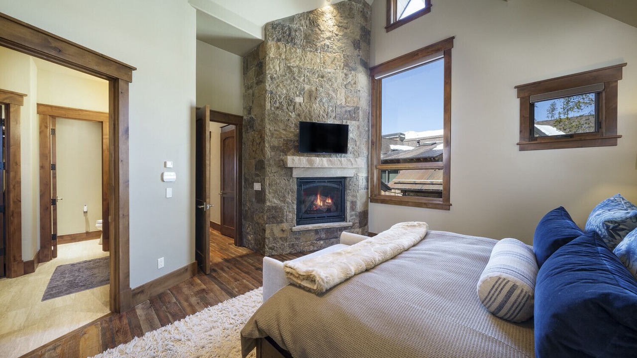Photo of Bedroom in Peak 8
