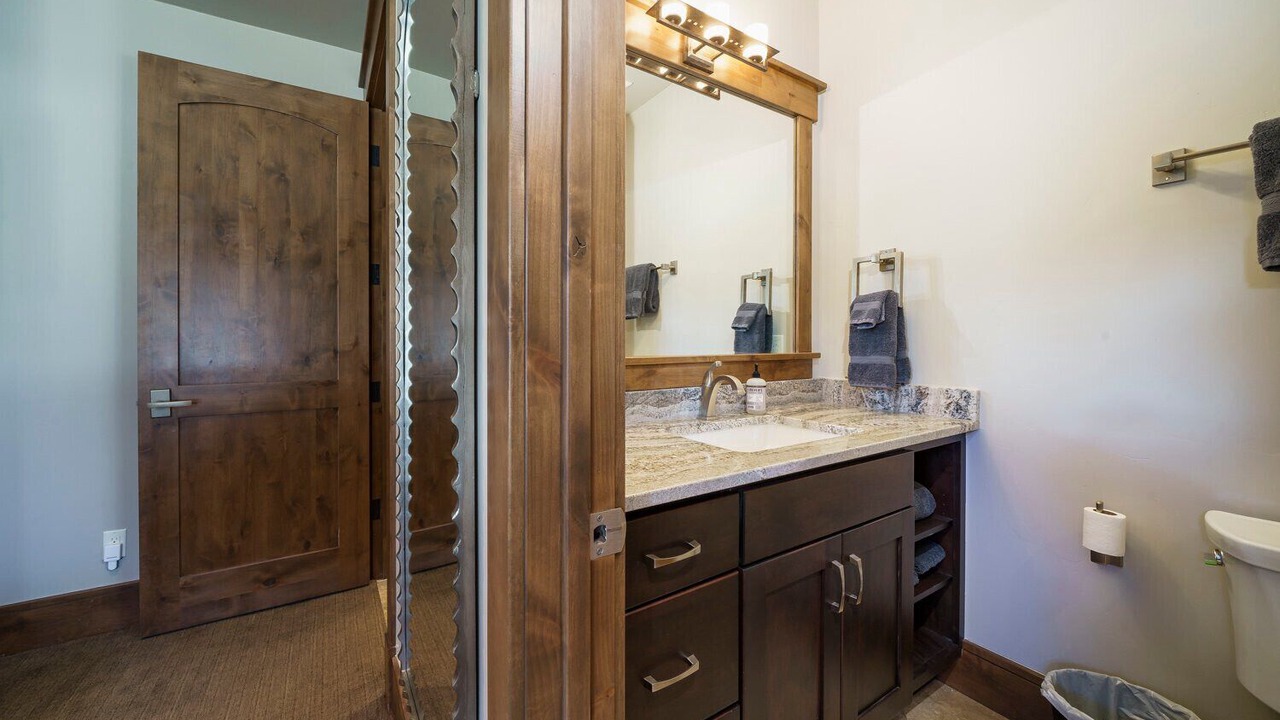 Photo of Bathroom in Peak 8
