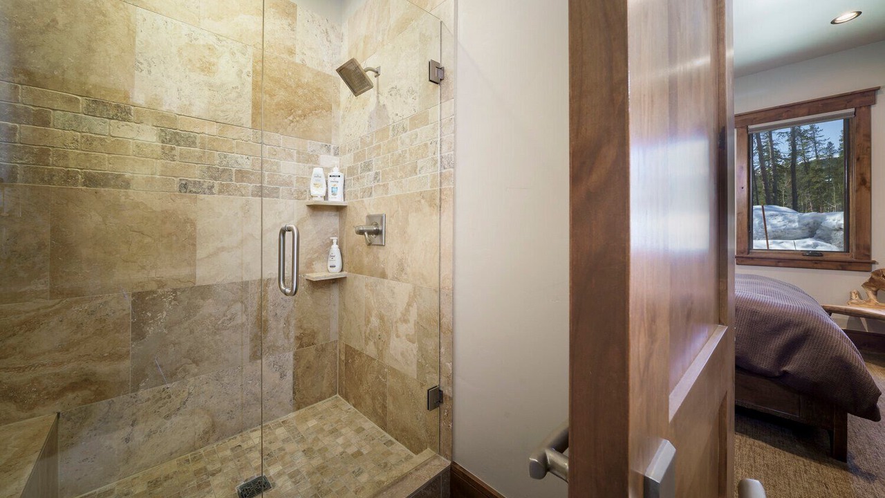 Photo of Bathroom in Peak 8