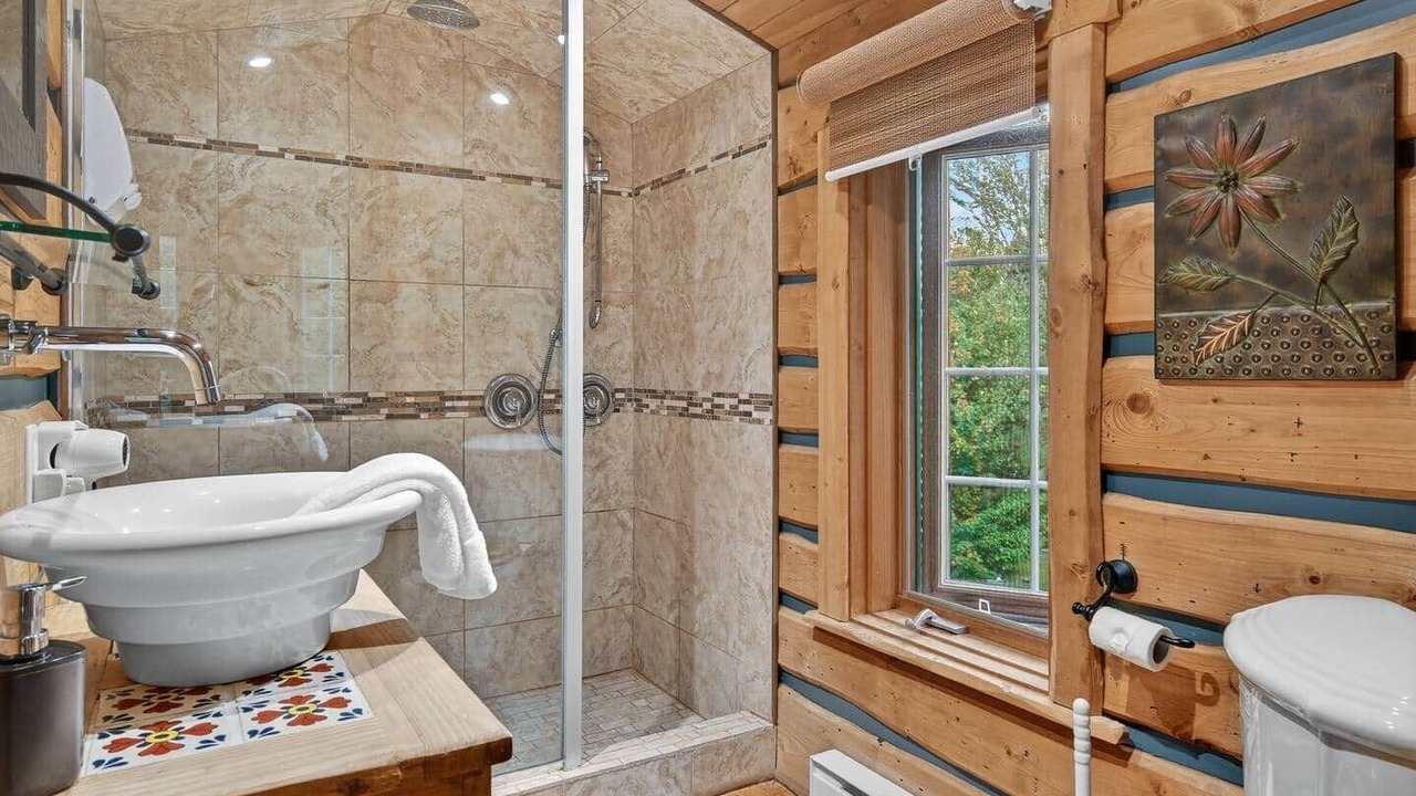 Photo of Bathroom in Saint-Alexis-des-Monts