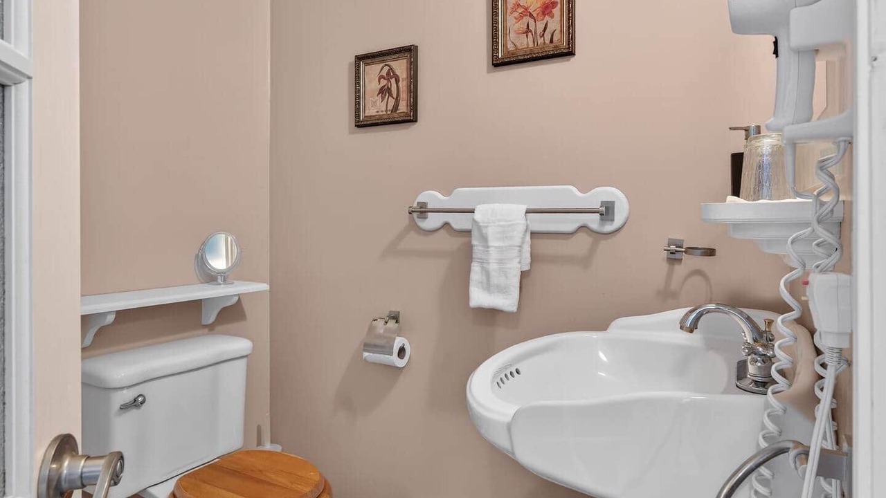 Photo of Bathroom in Saint-Alexis-des-Monts