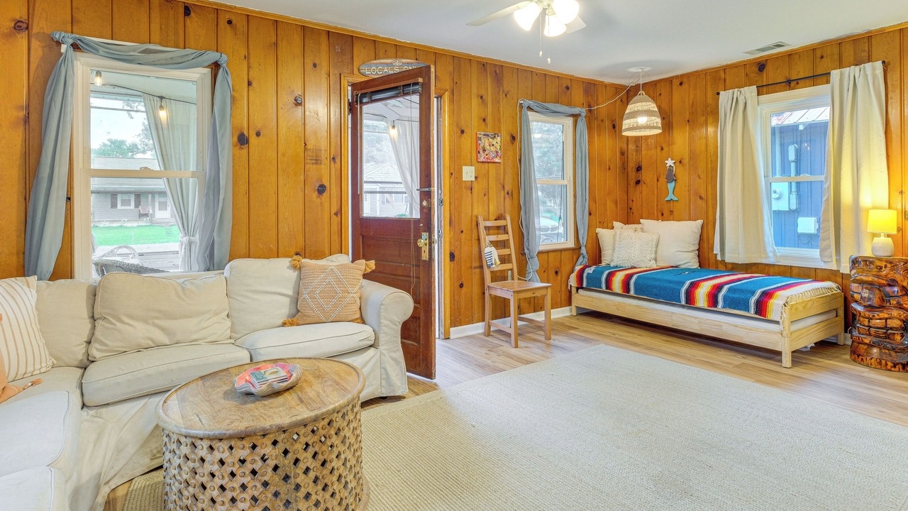 Photo of Livingroom in Colonial Beach