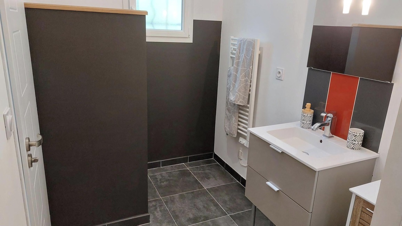 Photo of Bathroom in Saint Alban Auriolles