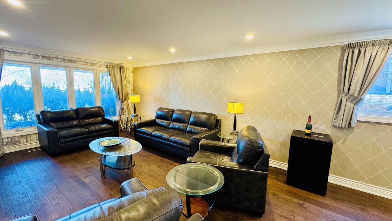 Photo of Livingroom in Newtonbrook