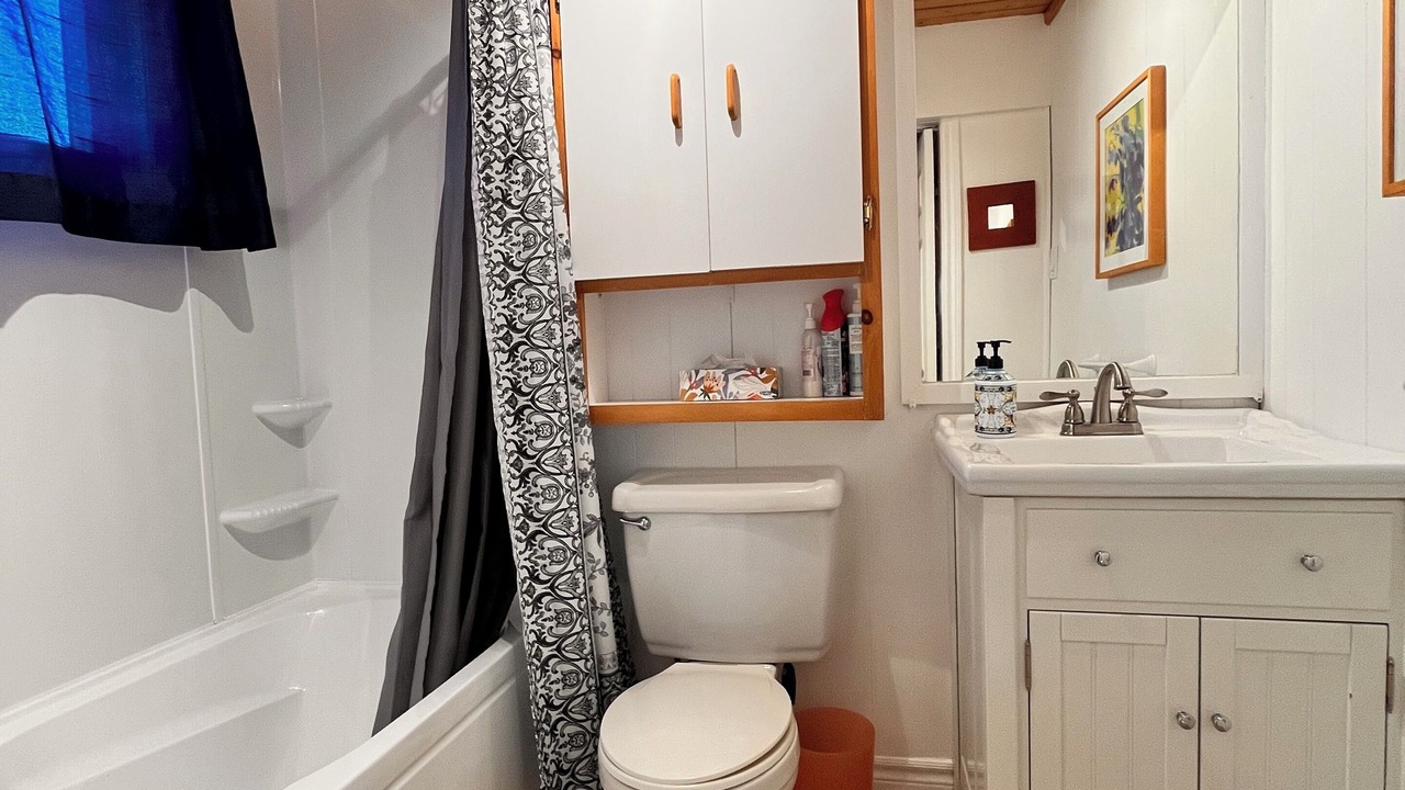 Photo of Bathroom in St-Francois-de-l'Ile-d'Orleans