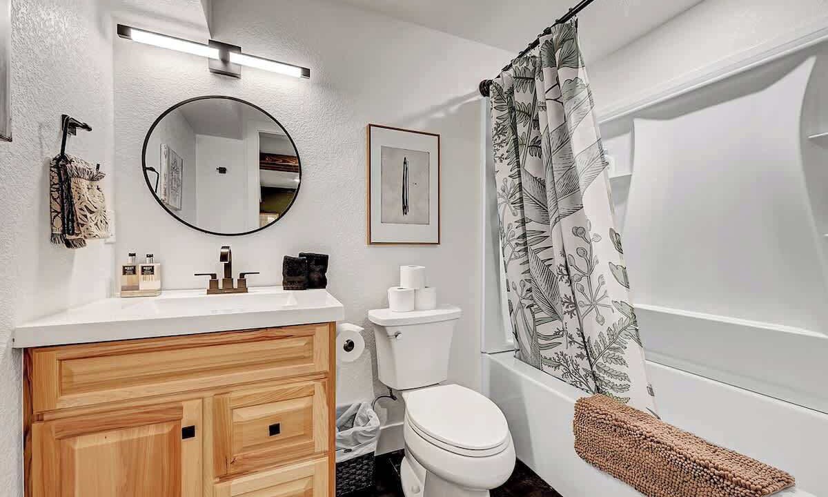 Photo of Bathroom in Richmond Hill Corridor