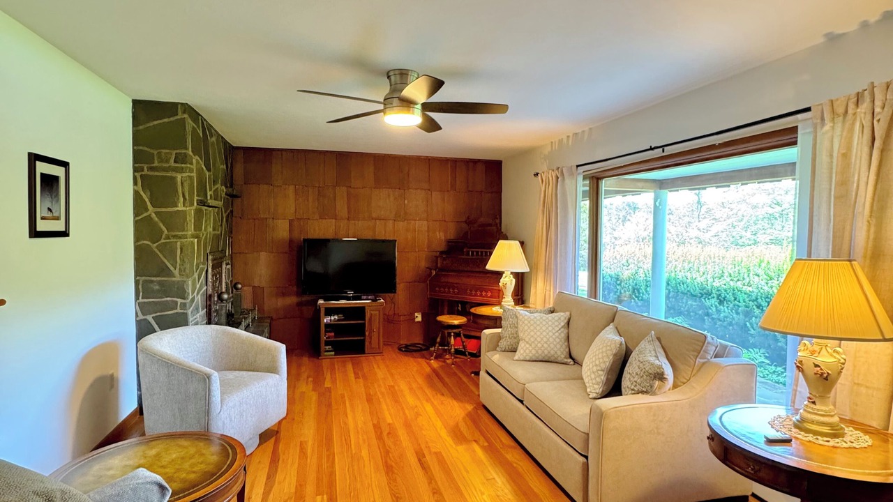 Photo of Livingroom in Parksville