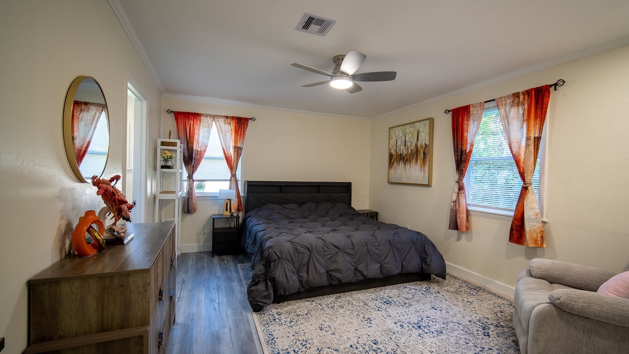 Photo of Bedroom in Broadview Manor