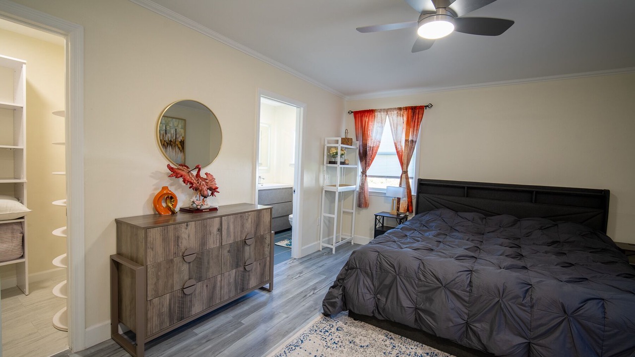Photo of Bedroom in Broadview Manor