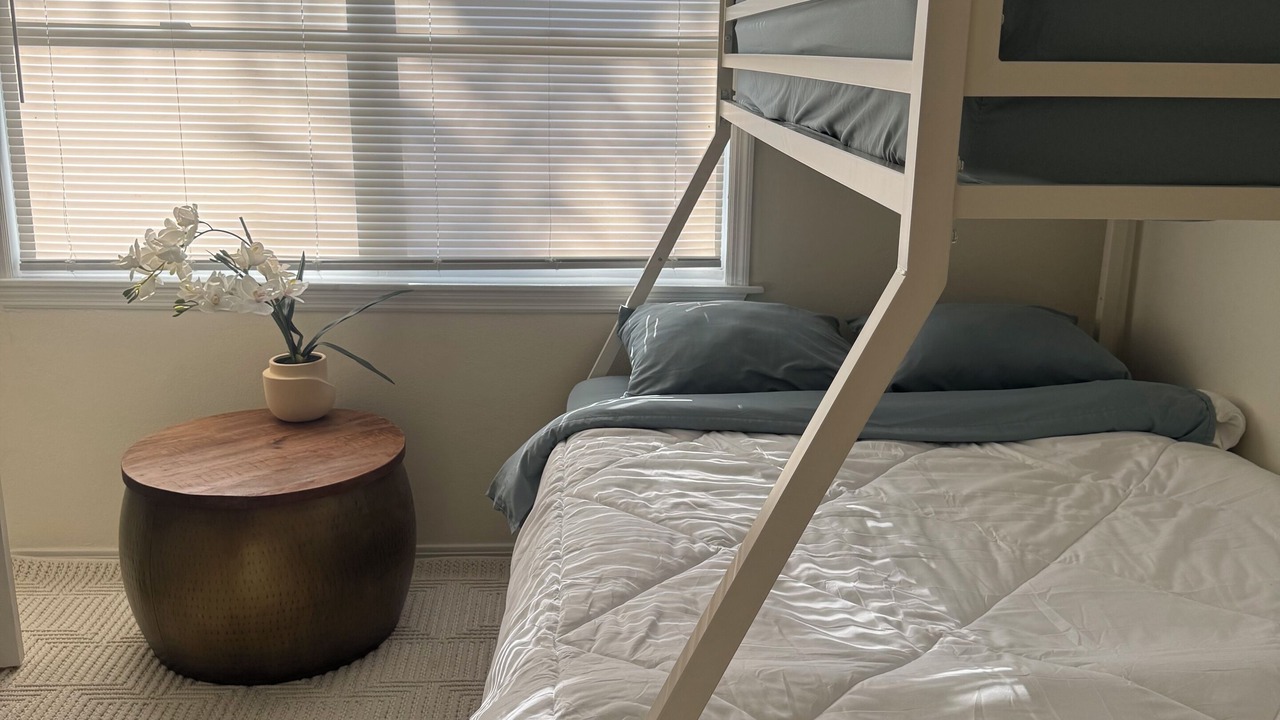 Photo of Bedroom in Broadview Manor