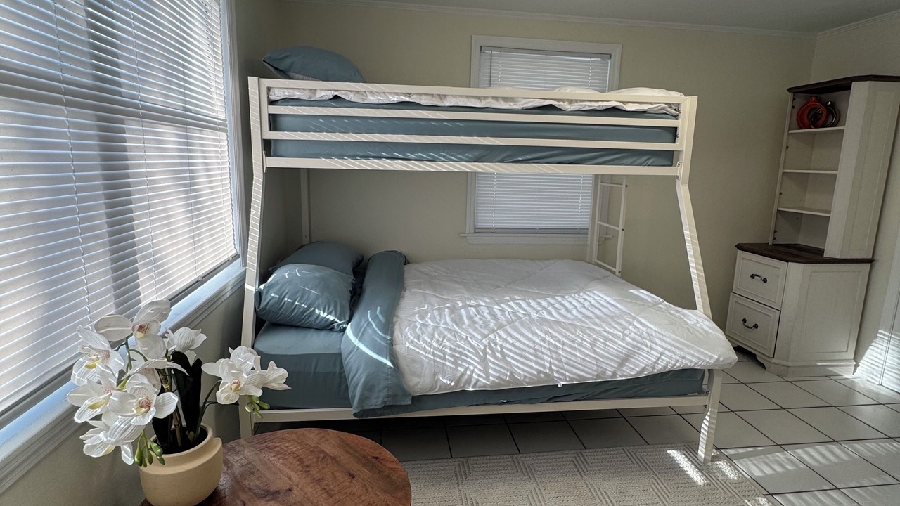 Photo of Bedroom in Broadview Manor