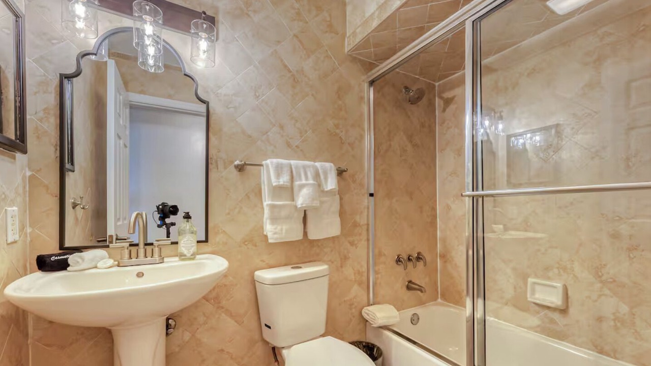 Photo of Bathroom in Oakland Park