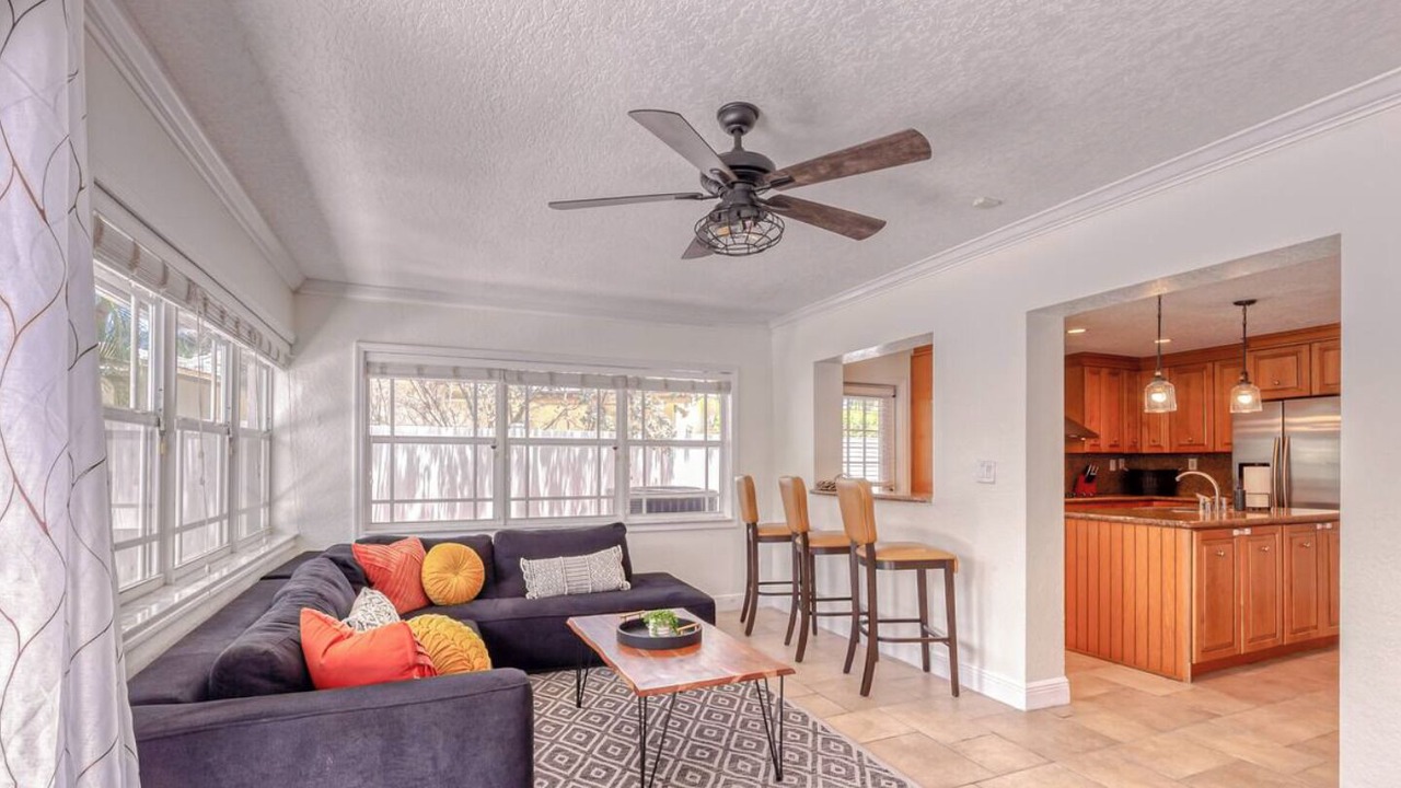 Photo of Livingroom in Oakland Park