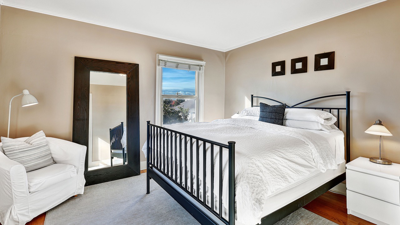 Photo of Bedroom in Broadway