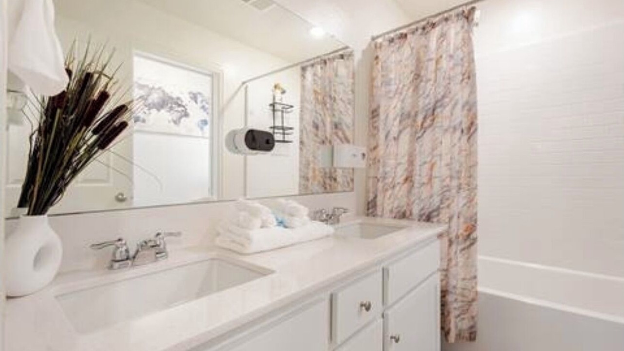 Photo of Bathroom in Raisin