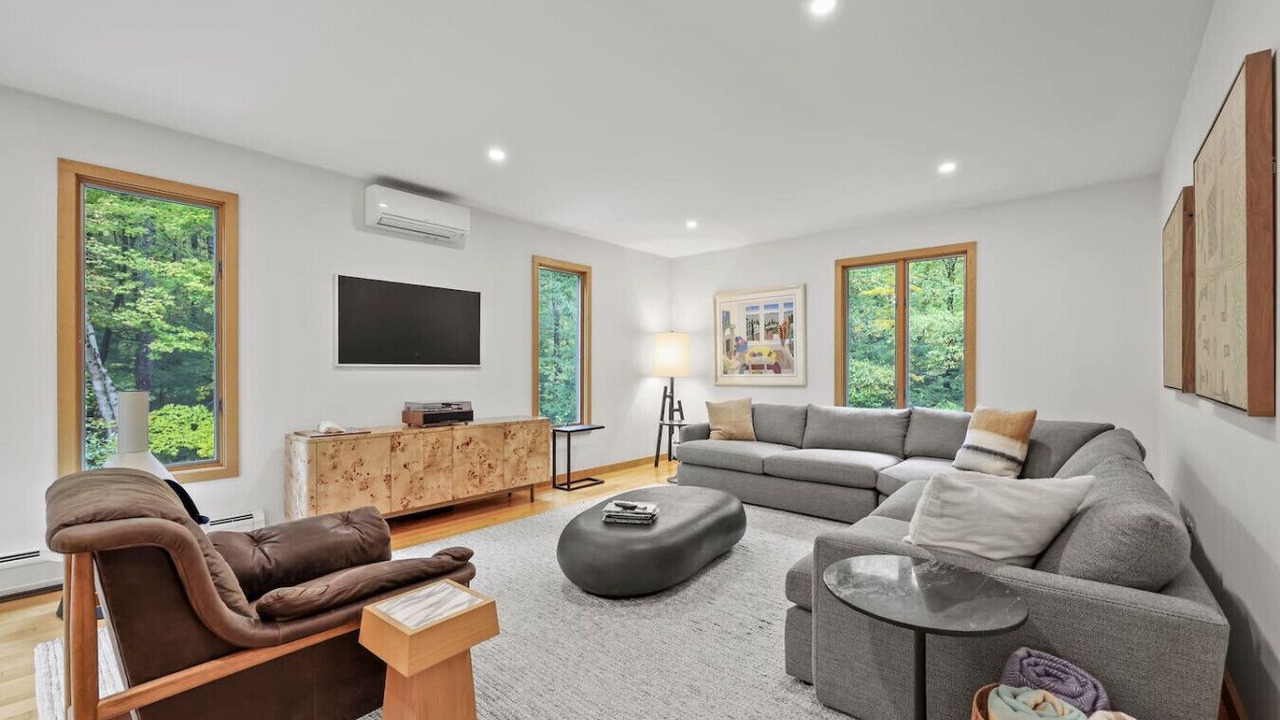 Photo of Livingroom in Tyringham