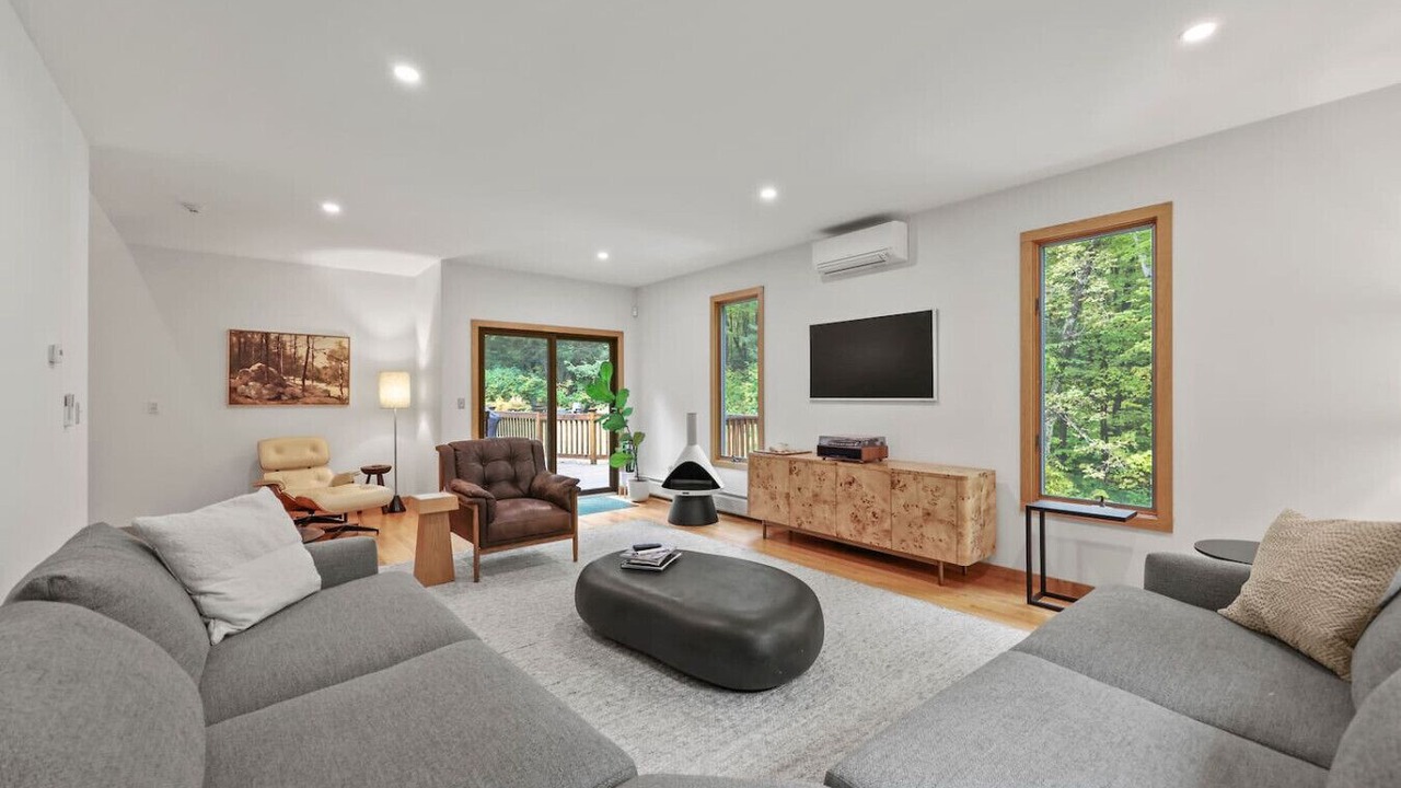 Photo of Livingroom in Tyringham