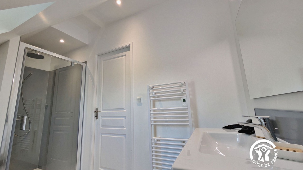 Photo of Bathroom in Saint-Denis-d'Anjou